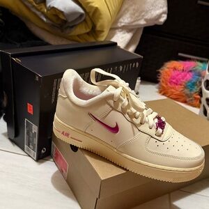 BRAND NEW IN BOX Women’s Air Force 1 ‘07 SE
Color coconut milk/playful pink